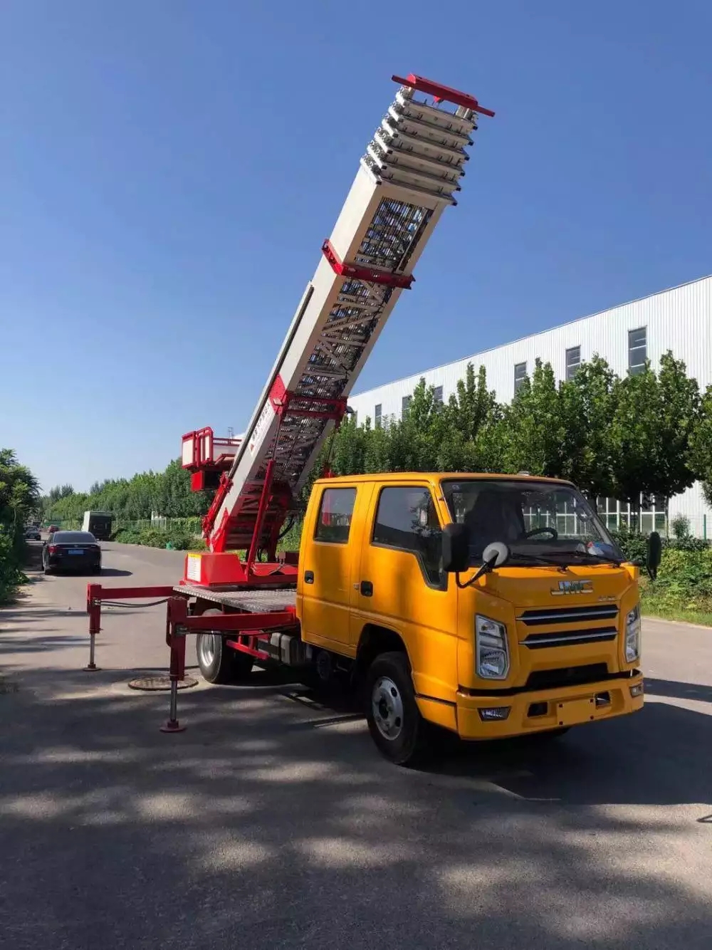 花都附近的云梯车出租服务：轻松解决高空作业需求